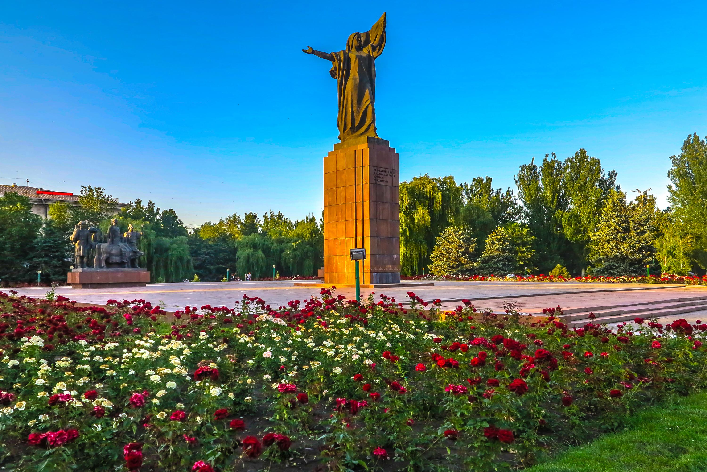Revolution Fighters Monument - Photo by AlexelA / Shutterstock.com