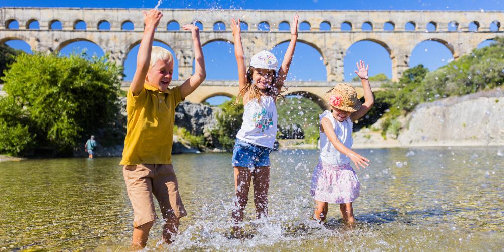 At the Pont du Gard, summer rhymes with "Let’s meet up at the river”. – © Aurelio Rodriguez