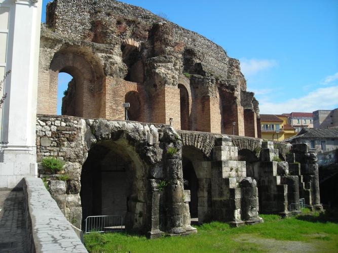 古罗马剧院 – © Decan / Wikimedia