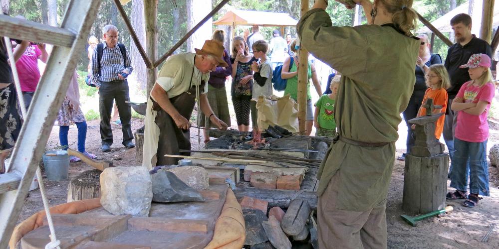 Twice every summer, red soil day is organised, when you can see how iron was made around 2,800 years ago. Pictured: röda jorden (the red soil) in Skinnskatteberg. – © Ekomuseum Bergslagen