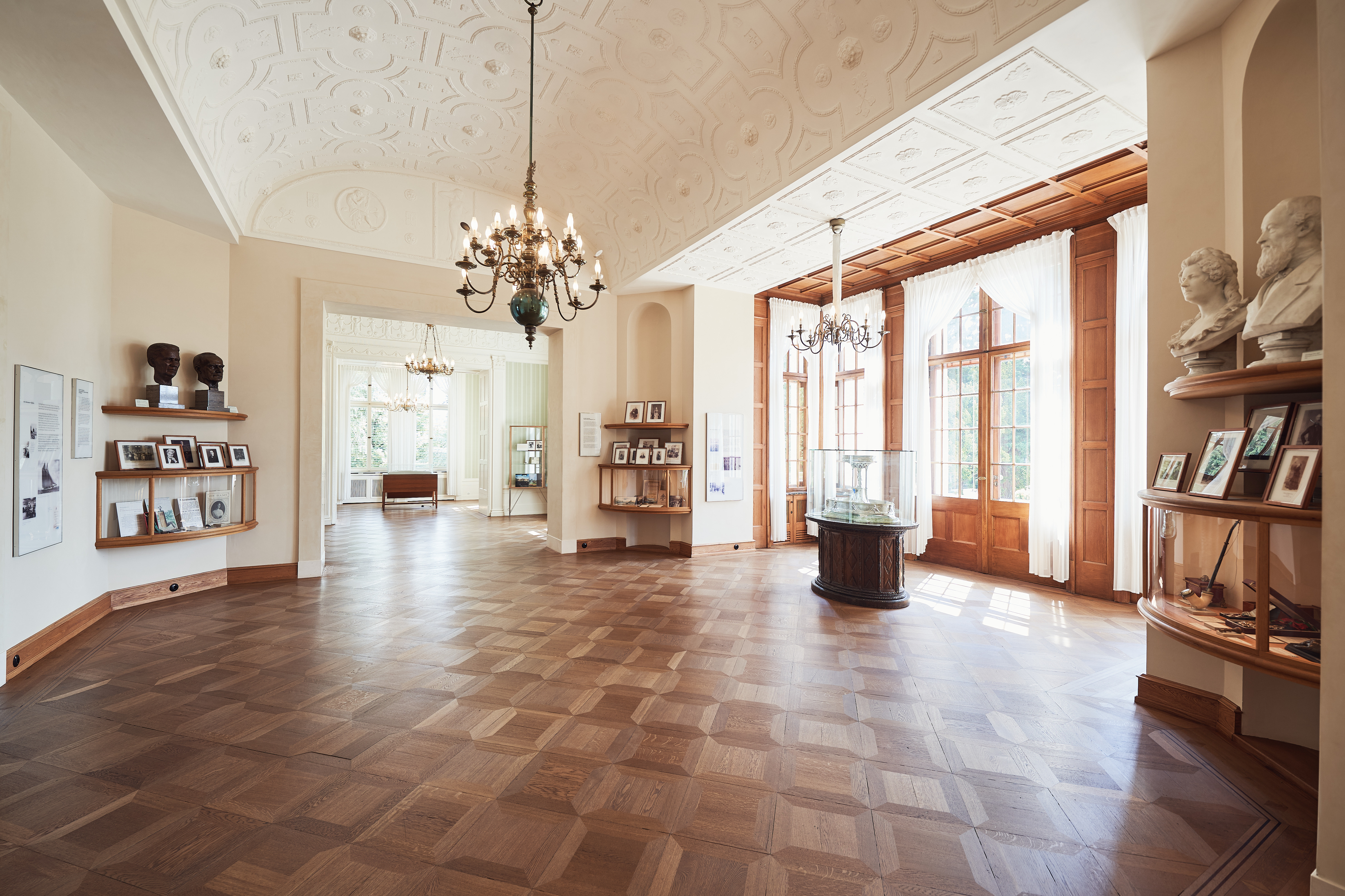 The Krupp Historical Exhibition in the Small House of Villa Hügel informs visitors about the history of the Krupp family, the company, and the Krupp Foundation. – © Krupp-Stiftung/ Peter Gwiazda