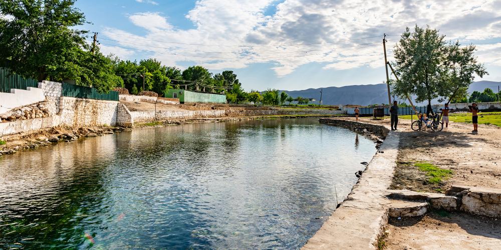 Children play alongside Chiluchor Chashma on a sunny day – © AlexelA / Shutterstock Children play alongside Chiluchor Chashma on a sunny day – © AlexelA / Shutterstock