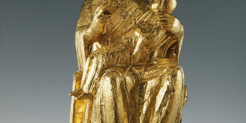 The “Golden Madonna" is one of the earliest sculptures of the European Middle Ages and the world’s oldest sculpture of Mary. Every day, many believers come to the Essen Cathedral to pray in front of it. – © Anne Gold / The Treasury of Essen Cathedral