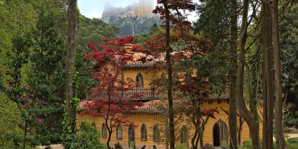 The Chalet of the Countess of Edla lies at the western end of the Park of Pena within sight of the Palace of Pena at the eastern end. – © PSML / EMIGUS