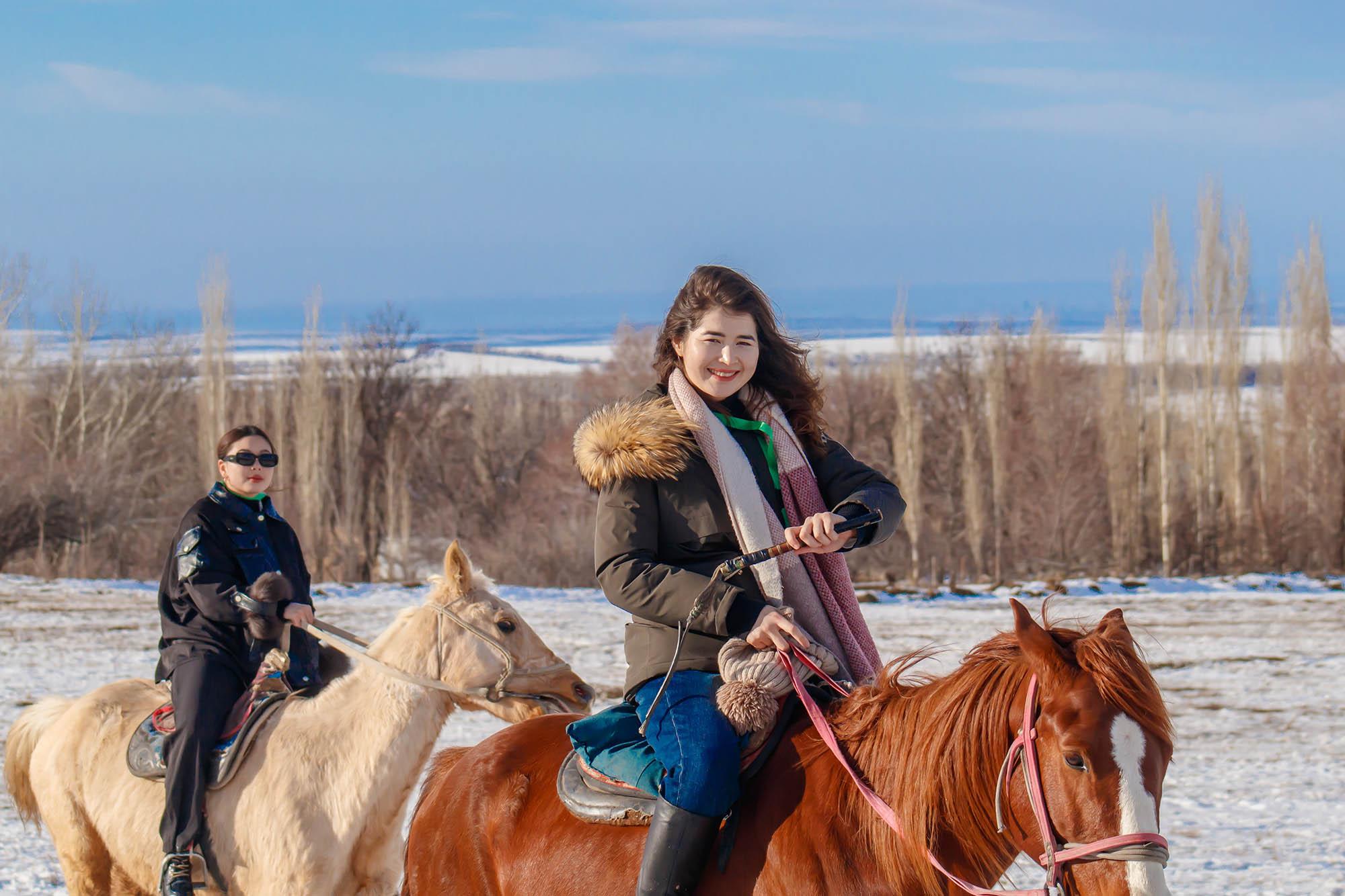 Horseback riding in Kazakhstan in winter – © Vladimir Konstantinov / Shutterstock