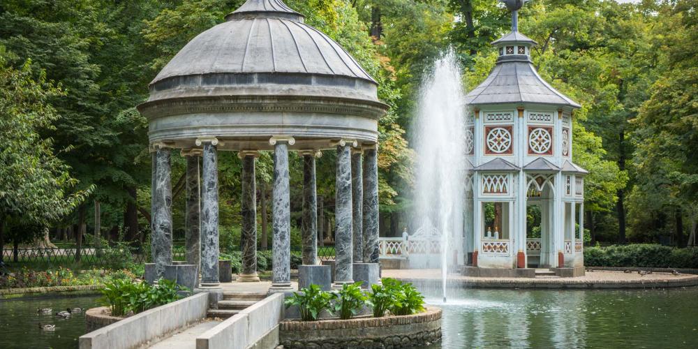 The Greek Pavilion is the work of Juan de Villanueva, and is formed by a series of eight Ionic columns that support the roof, crowned by a bronze pineapple; the original Chinese temple suffered serious damage during the War of Independence and King Ferdinand VII ordered its reconstruction. – © Michael Turtle The Greek Pavilion is the work of Juan de Villanueva, and is formed by a series of eight Ionic columns that support the roof, crowned by a bronze pineapple; the original Chinese temple suffered serious damage during the War of Independence and King Ferdinand VII ordered its reconstruction. – © Michael Turtle