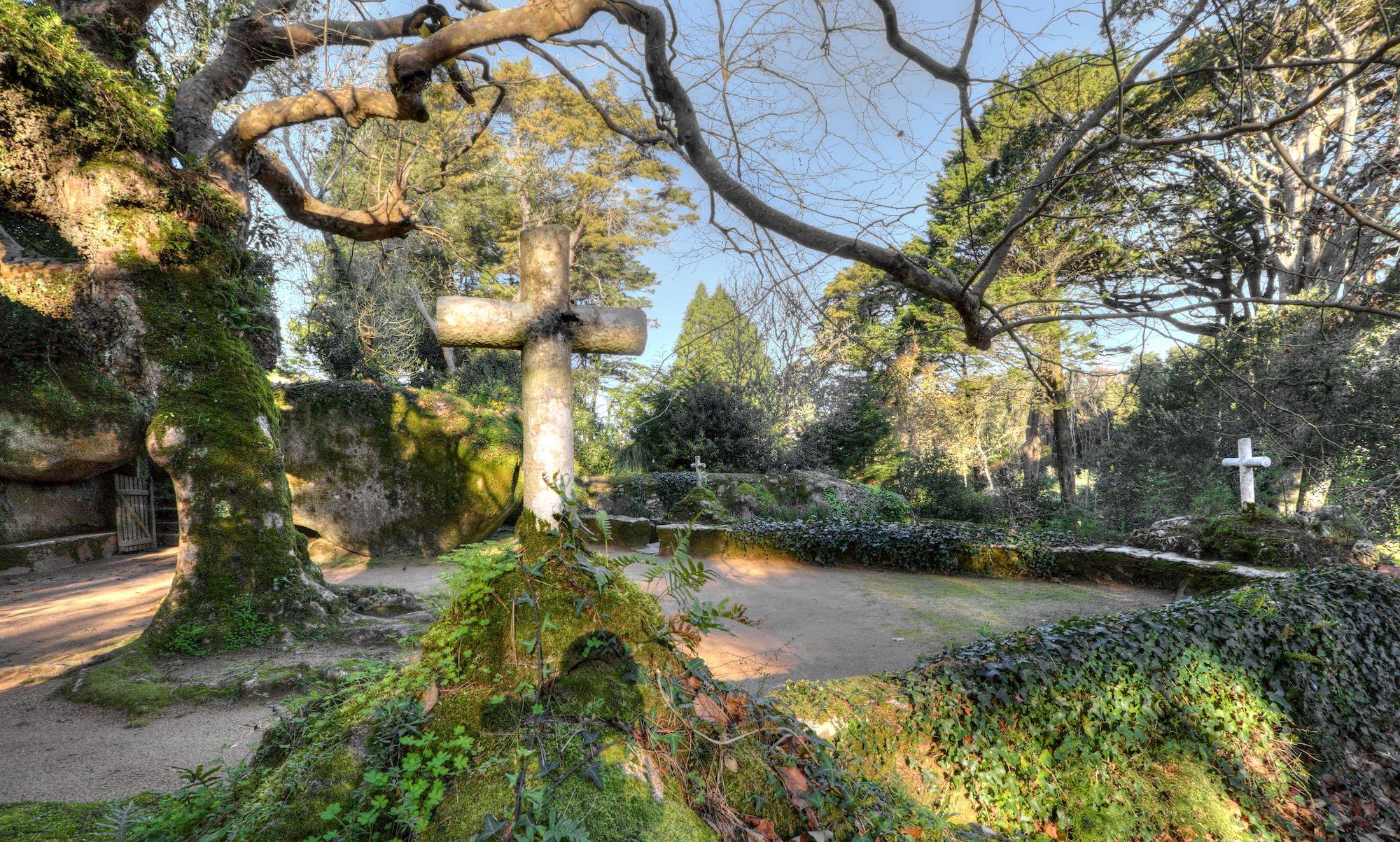 La cour de la Croix marque l'entrée du couvent des Capuchos, qui incarne l'idéal de fraternité universelle vécu par les moines franciscains qui y ont résidé pendant des siècles. – © PSML / EMIGUS