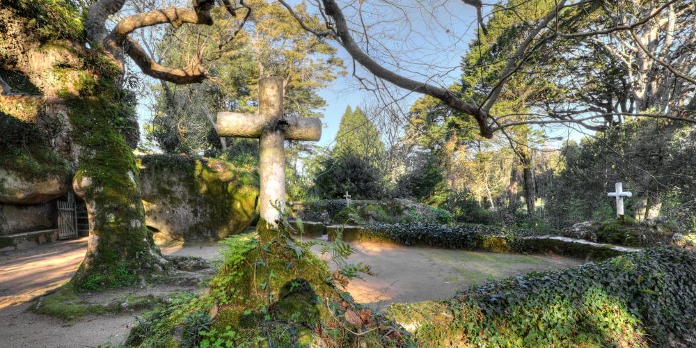 The Courtyard of the Crosses marks the entrance to the Convent of the Capuchos, which embodies the ideal of universal brotherhood lived by the Franciscan friars who dwelt there for centuries. – © PSML / EMIGUS