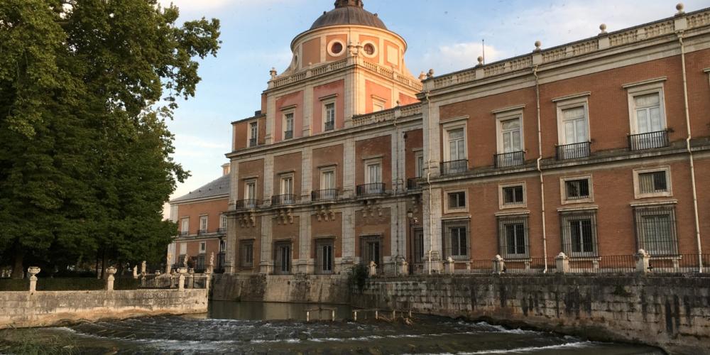 View of the Royal Palace of Aranjuez from the Island Garden, overlooking Castañuelas Waterfall. – © Frank Biasi View of the Royal Palace of Aranjuez from the Island Garden, overlooking Castañuelas Waterfall. – © Frank Biasi