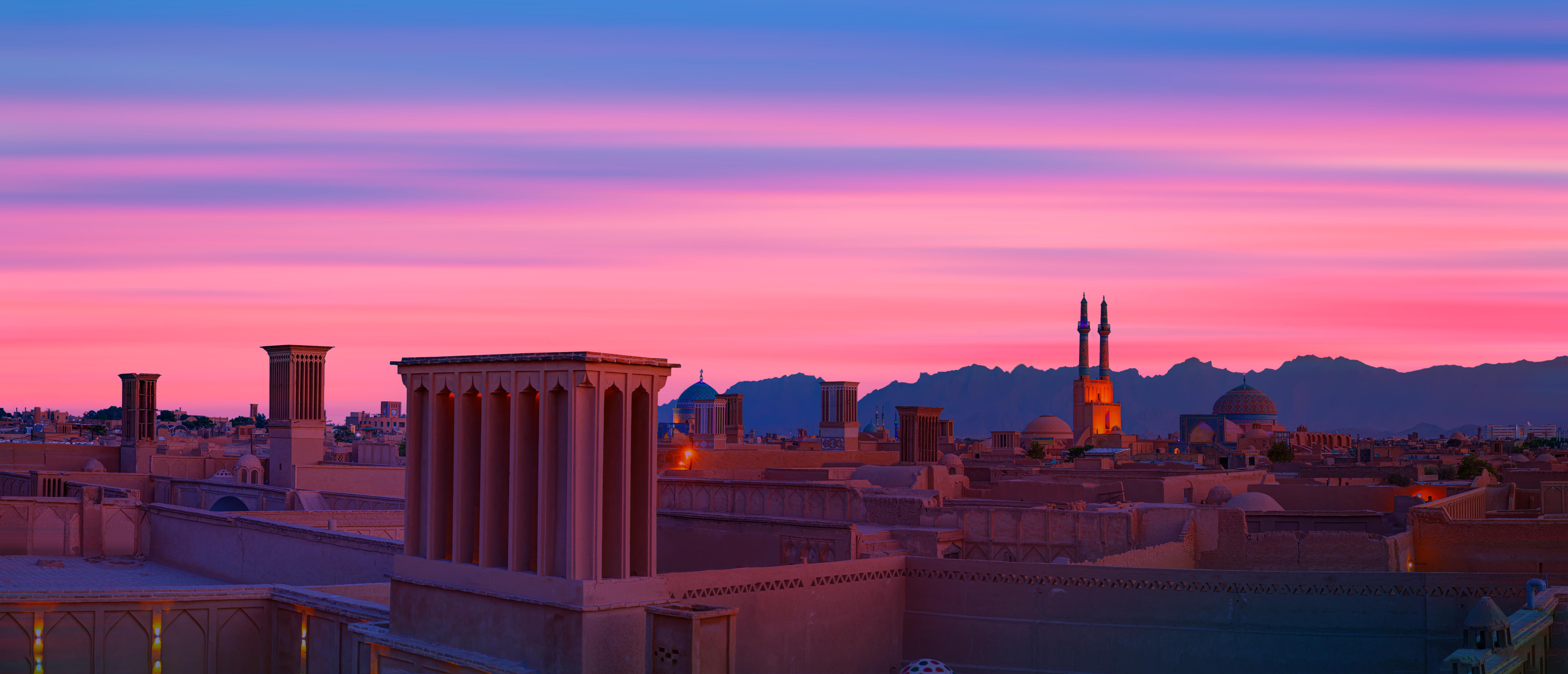 The stunning changing of colours above the skyline © muratart / Shutterstock