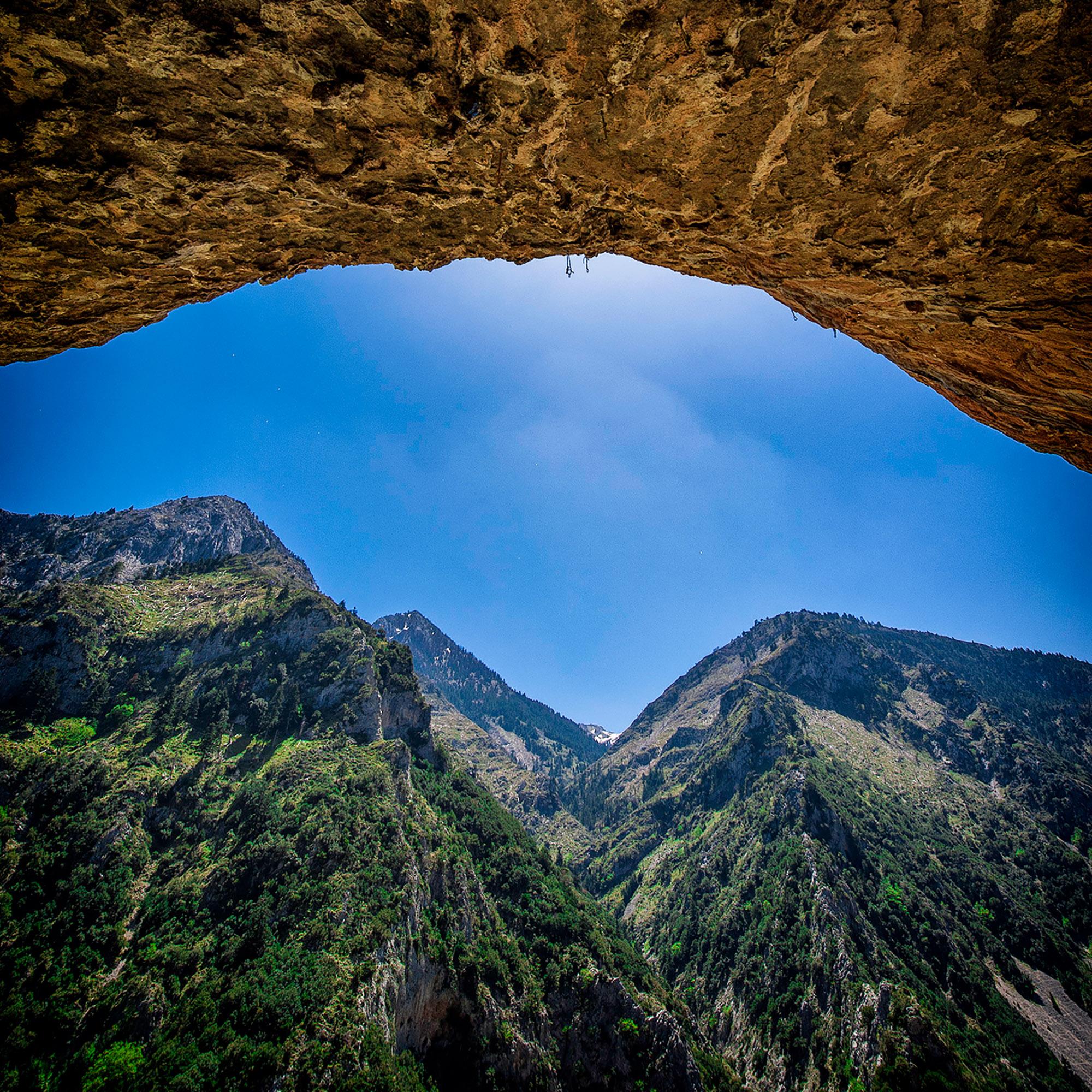 There are more than 50 routes in the park that develop among 4 fields and the routes mostly ascend slabs or overhanging sections. - © X. Tsipokas
