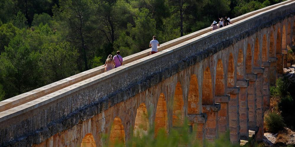 The portion constituting what is today called the Les Ferreres aqueduct is 217 metres long and nearly 2 metres wide, reaching a maximum height of 27 metres. – © Rafael López-Monné / Tarragona Tourist Board The portion constituting what is today called the Les Ferreres aqueduct is 217 metres long and nearly 2 metres wide, reaching a maximum height of 27 metres. – © Rafael López-Monné / Tarragona Tourist Board