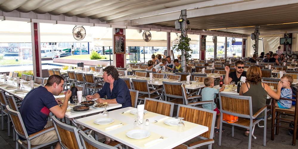 Many of the city’s restaurants have exceptional seaside locations and offer diners spectacular views of the port and the traditional maritime setting. – © Manel Antoli RV Edipress / Tarragona Tourist Board