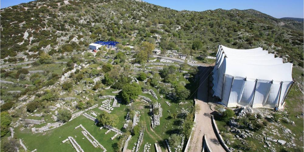 A temporary tent (shelter) for the protection of the temple against the region's extreme weather conditions was erected in 1987. – © Hellenic Ministry of Culture and Sports / Ephorate of Antiquities of Ilia