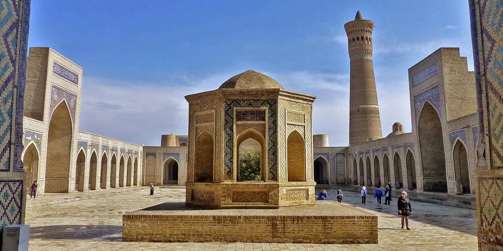 Inner courtyard of the Kalyan Mosque, part of the Po-i-Kalyan Complex in Bukhara – © Zlatko Tesic