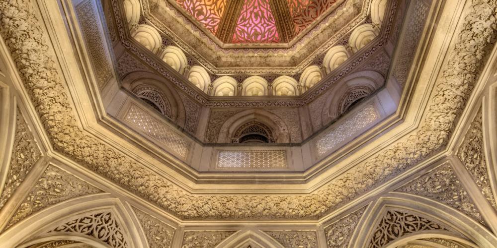 Le palais de Monserrate est délicatement décoré dans un style qui associe influences gothiques et indiennes, avec une touche mauresque. – © PSML / EMIGUS Le palais de Monserrate est délicatement décoré dans un style qui associe influences gothiques et indiennes, avec une touche mauresque. – © PSML / EMIGUS