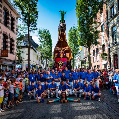 The Horse Bayard, ridden by the four Aymon brothers, is certified in the procession in 1462. Sixteen carriers make him dance. – © Service Communication Ville d'Ath