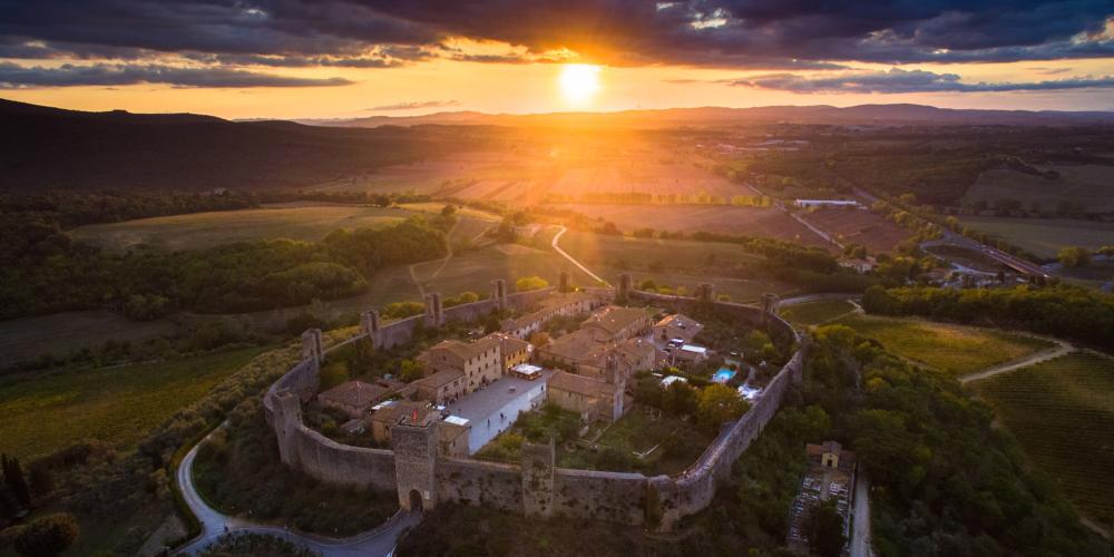 Walking at your own pace on gentle rolling hills famous for their beauty, you head to Monteriggioni. Don’t miss to visit the castle, almost untouched by time! – © Yari Ghidone / Slow travel Fest