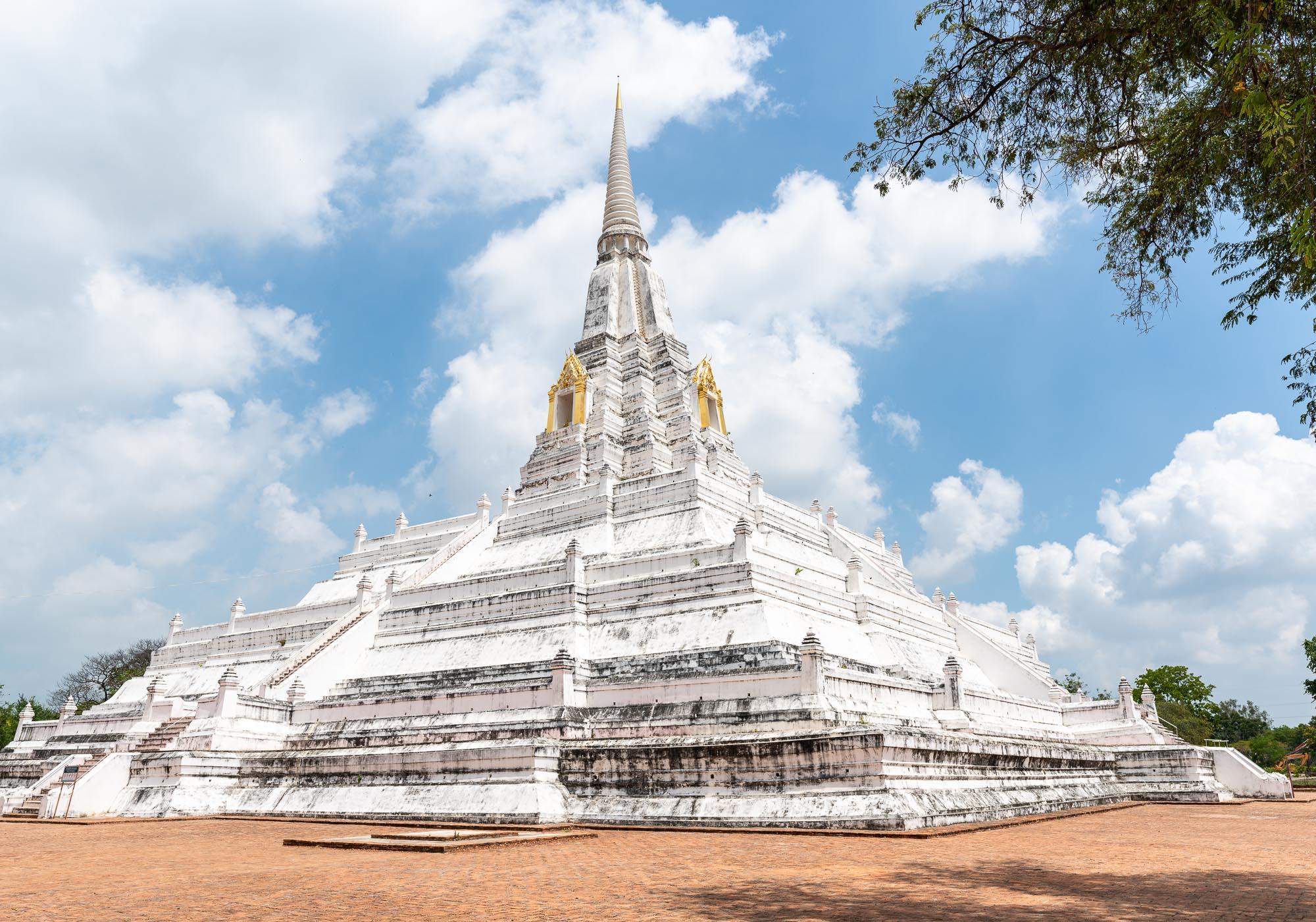 The 50-metre-high stupa of Wat Phu Khao Thong, first built in 1569 and the tallest temple building in Ayutthaya. – © Michael Turtle