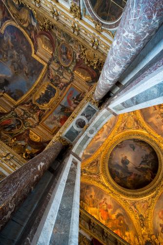 In the Hall of Mirrors, the vaulted ceiling by Le Brun depicts the glorious history of Louis XIV during the first 18 years of his reign. – © Thomas Garnier