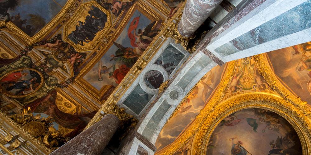 Dans la Galerie des Glaces, le plafond voûté de Le Brun représente les 18 premières années du règne de Louis XIV. – © Thomas Garnier