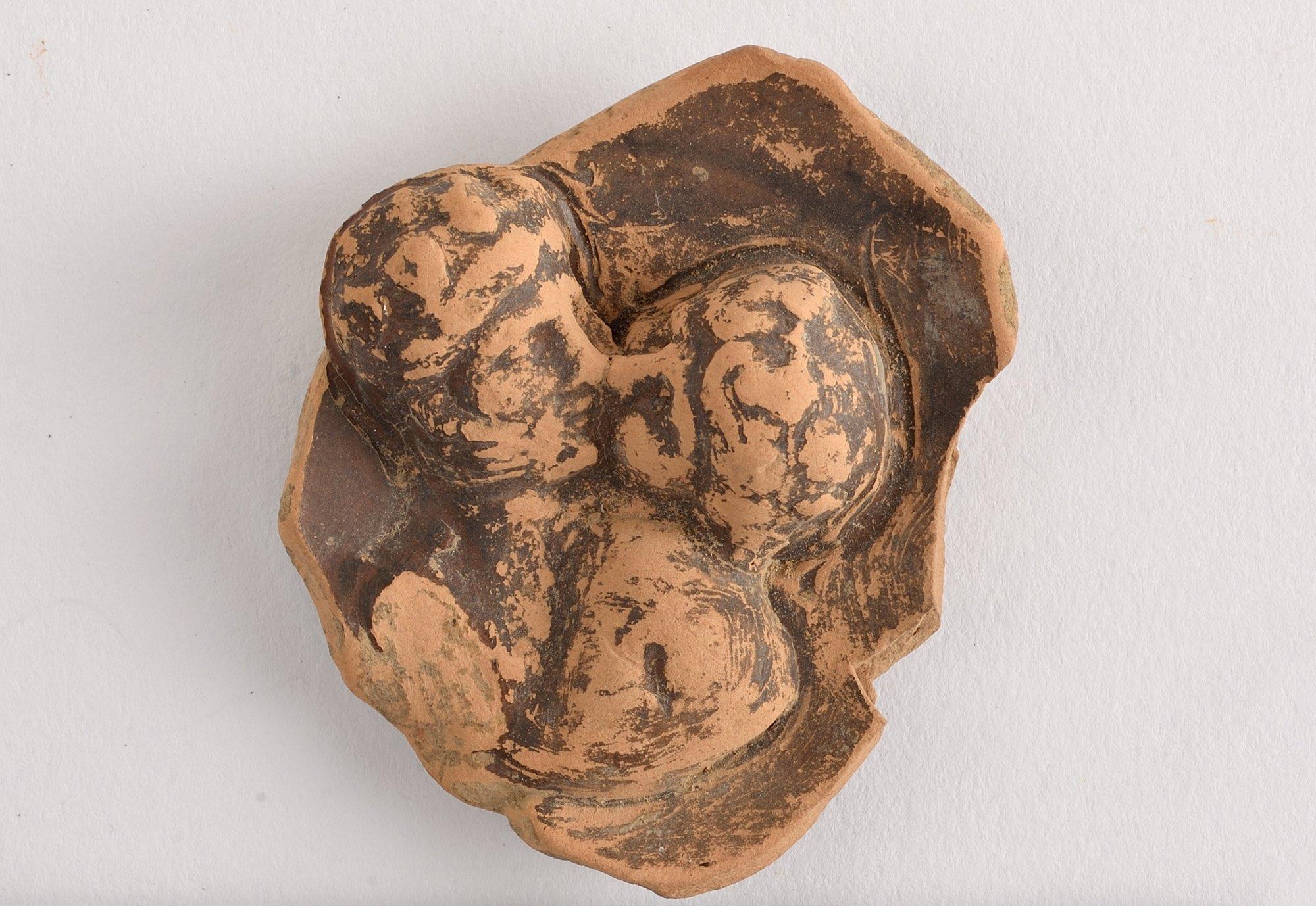 Bottom of a clay cup, with relief of a kissing couple from Elis (Αrchaeological Museum of Elis). – © Hellenic Ministry of Culture and Sports / Ephorate of Antiquities of Ilia