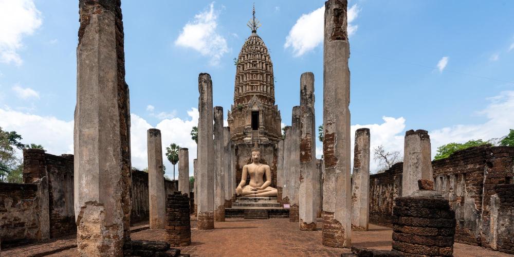 The stupa of Wat Phra Si Rattana Mahathat now reflects the Ayutthaya design style, after being modified in the 16th century. – © Michael Turtle