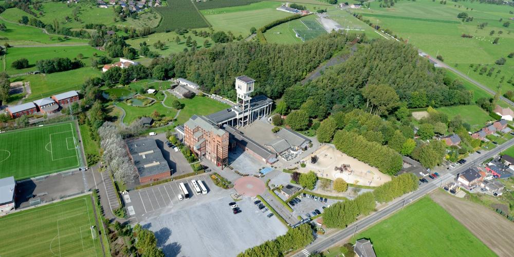 On aperçoit ici les installations de nettoyage et triage et le terril sur cette photo aérienne du site de Blegny-Mine, avec une vue du puits n°1. – © Simon Schmitt / Global View