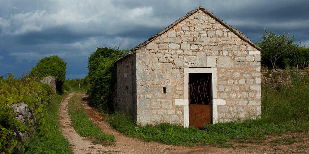 The Chapel of St. Helena is on the way from Stari Grad to Dol and was built in the 15th century. – © Stari Grad Plain The Chapel of St. Helena is on the way from Stari Grad to Dol and was built in the 15th century. – © Stari Grad Plain
