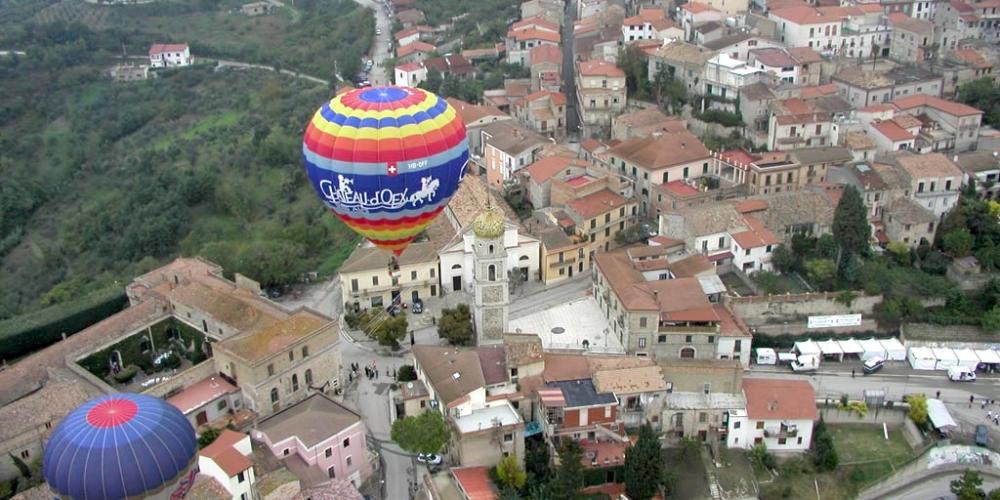 Hot air balloons above the historic town of Fragneto Monforte – © Giancarlo Di Tocco / Wikimedia
