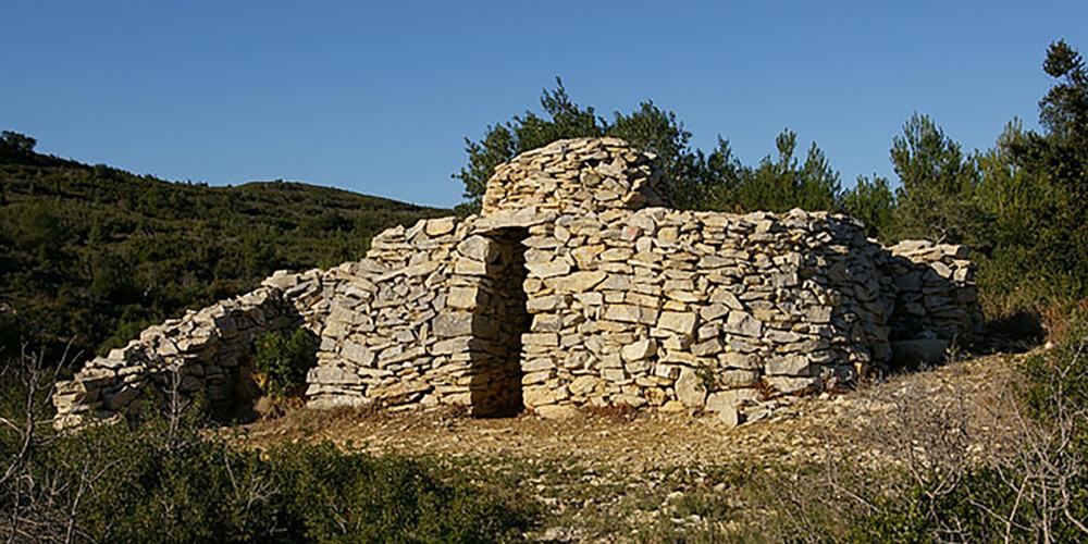 Dry stone shelters used to store crops (olives ...) or to protect against bad weather. – © Pont du Gard tourisme