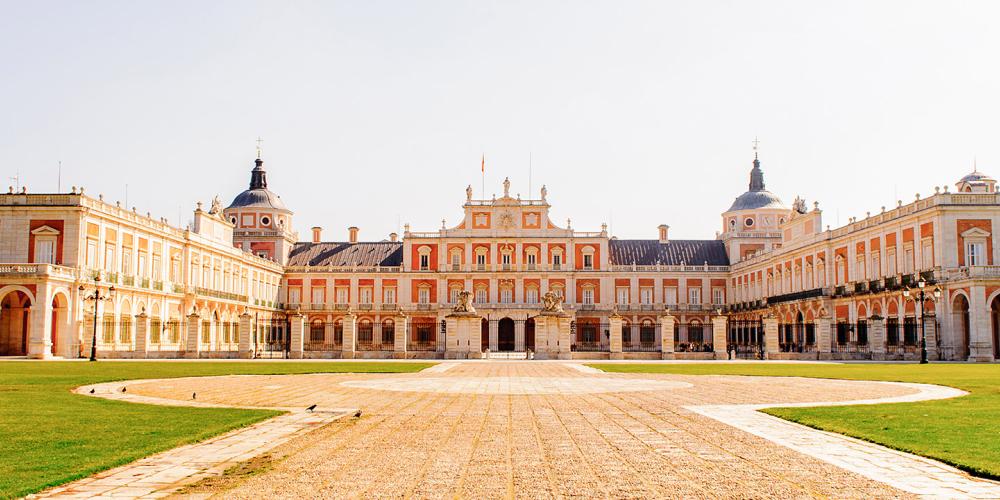 Le Palais d'Aranjuez a accueilli les rois et reines d'Espagne au cours des siècles à chaque printemps pour qu'ils profitent des jardins incroyables qui entourent le château. – © Anton Ivanov / Shutterstock