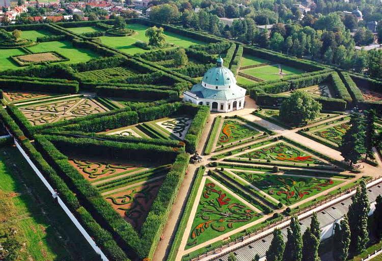 Vue du ciel du Jardin de fleurs et de sa rotonde - © Centre du patrimoine mondial de l'UNESCO