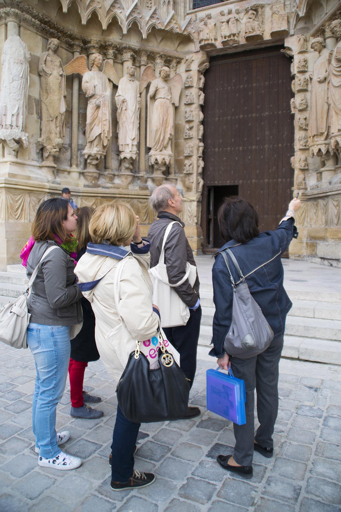 Une visite à la Cathédrale de Reims Cathedral avec un greeter enthousiaste. – © Lugdivine Borello / ADT Marne collection