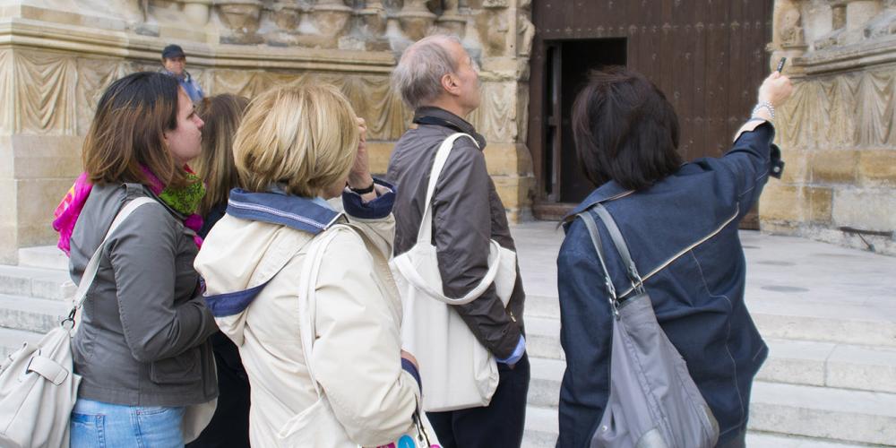 You can take a guided tour of the interior and exterior of Reims cathedral to learn about its long and fascinating history. – © Lugdivine Borello / ADT Marne collection