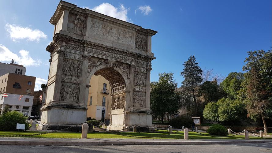 图拉真拱门大体上保存完好，包含保存最完好的装饰所有古罗马凯旋门的浮雕。 – © Comune di Benevento