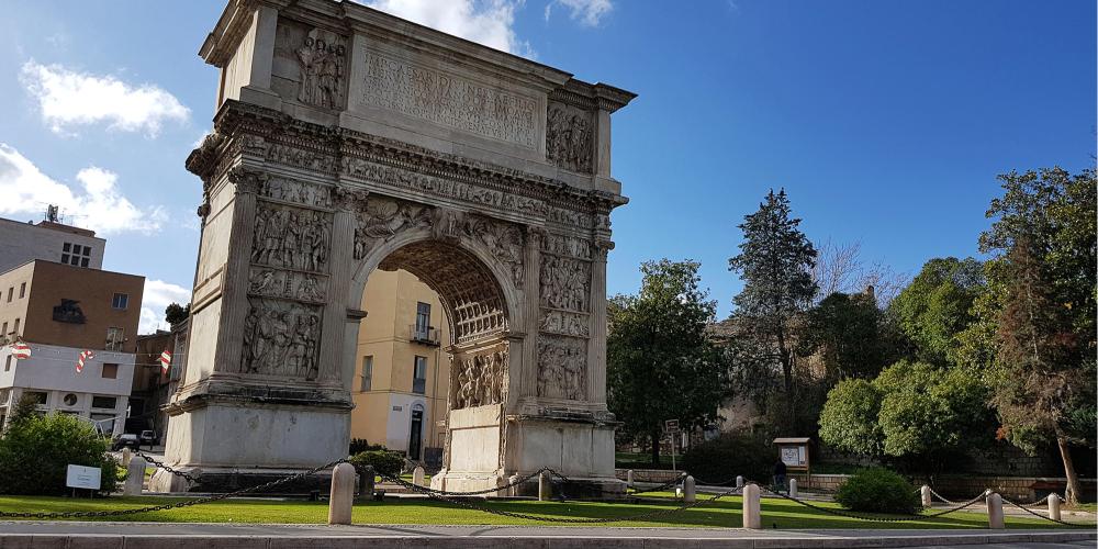 The Arch of Trajan is substantially intact, including some of the best-preserved sculptural reliefs decorating any Roman triumphal arch. – © Comune di Benevento