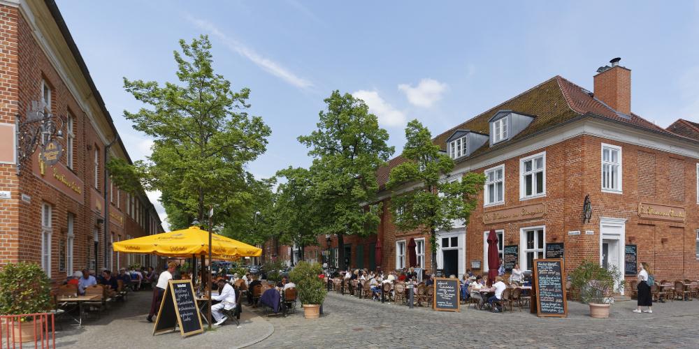 Downtown Potsdam is a buzzing centre with cafes, bistros, and boutiques. – © Andre Stiebitz / PMSG Downtown Potsdam is a buzzing centre with cafes, bistros, and boutiques. – © Andre Stiebitz / PMSG