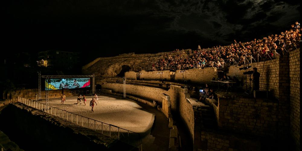 On summer evenings, Tarragona transforms its legacy into a Living History. It offers the opportunity to take a fascinating trip back to its Roman past with a series of historical reconstructions. – © Rafael López-Monné