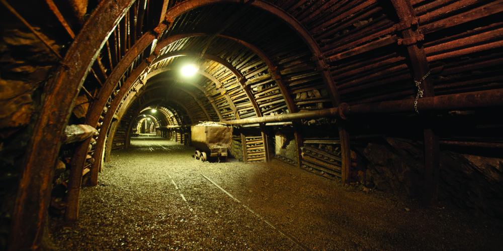 Les visiteurs des sites miniers de Wallonie découvrent la vie sous et sur terre. Sur la photo : vue de la galerie minière à 30 mètres de profondeur. – © FTPL
