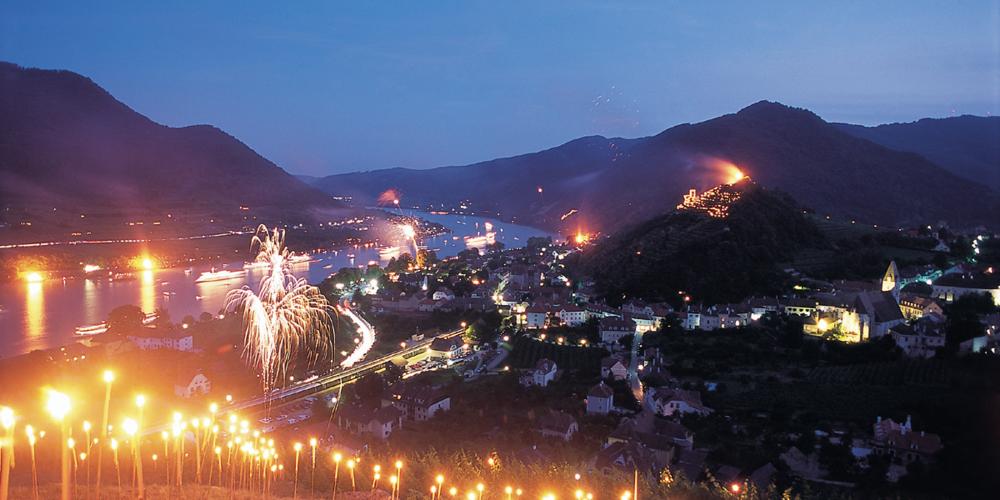 Summer Solstice is celebrated by a multitude of fires and lights, attracting thousands of people, both on the Danube and on land. – © Cathrine Stukhard / NÖW Summer Solstice is celebrated by a multitude of fires and lights, attracting thousands of people, both on the Danube and on land. – © Cathrine Stukhard / NÖW
