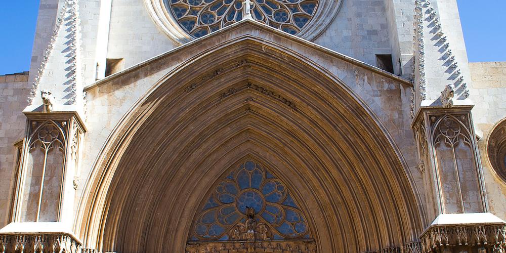 The 14th century main façade, with its enormous rose window, is
of particular interest. It is also a fine example of the transitional architecture that linked the Romanesque and Gothic periods – © Manel Antoli RV Edipress / Tarragona Tourist Board