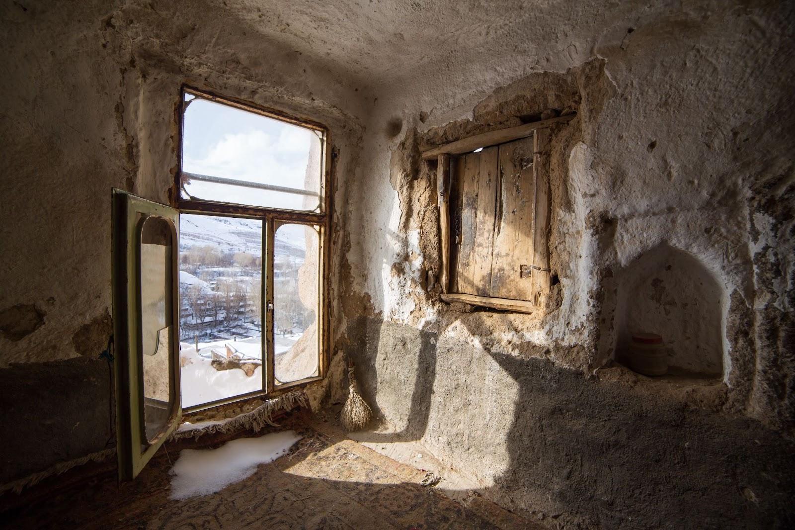 A view inside a Kandovan cave house © Mazur Travel / Shutterstock