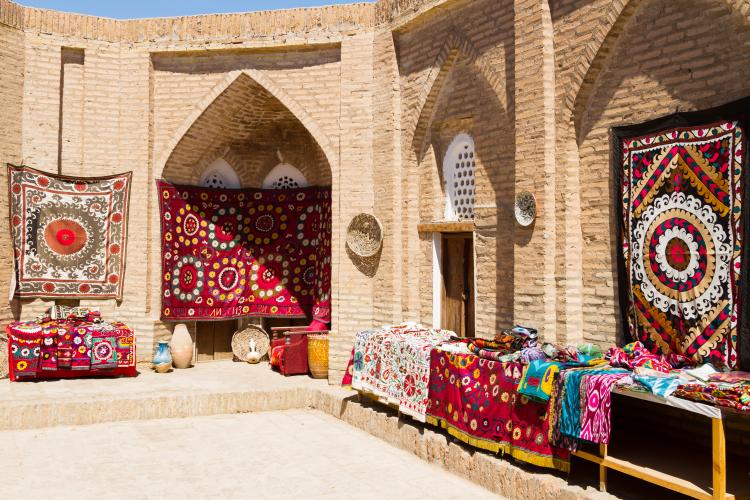 Wide range of traditional hand made carpets in a bazaar in Uzbekistan – © Milosz Maslanka / Shutterstock