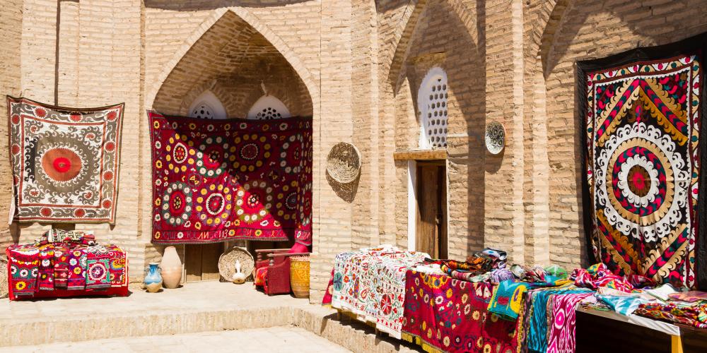 Wide range of traditional hand made carpets in a bazaar in Uzbekistan – © Milosz Maslanka / Shutterstock