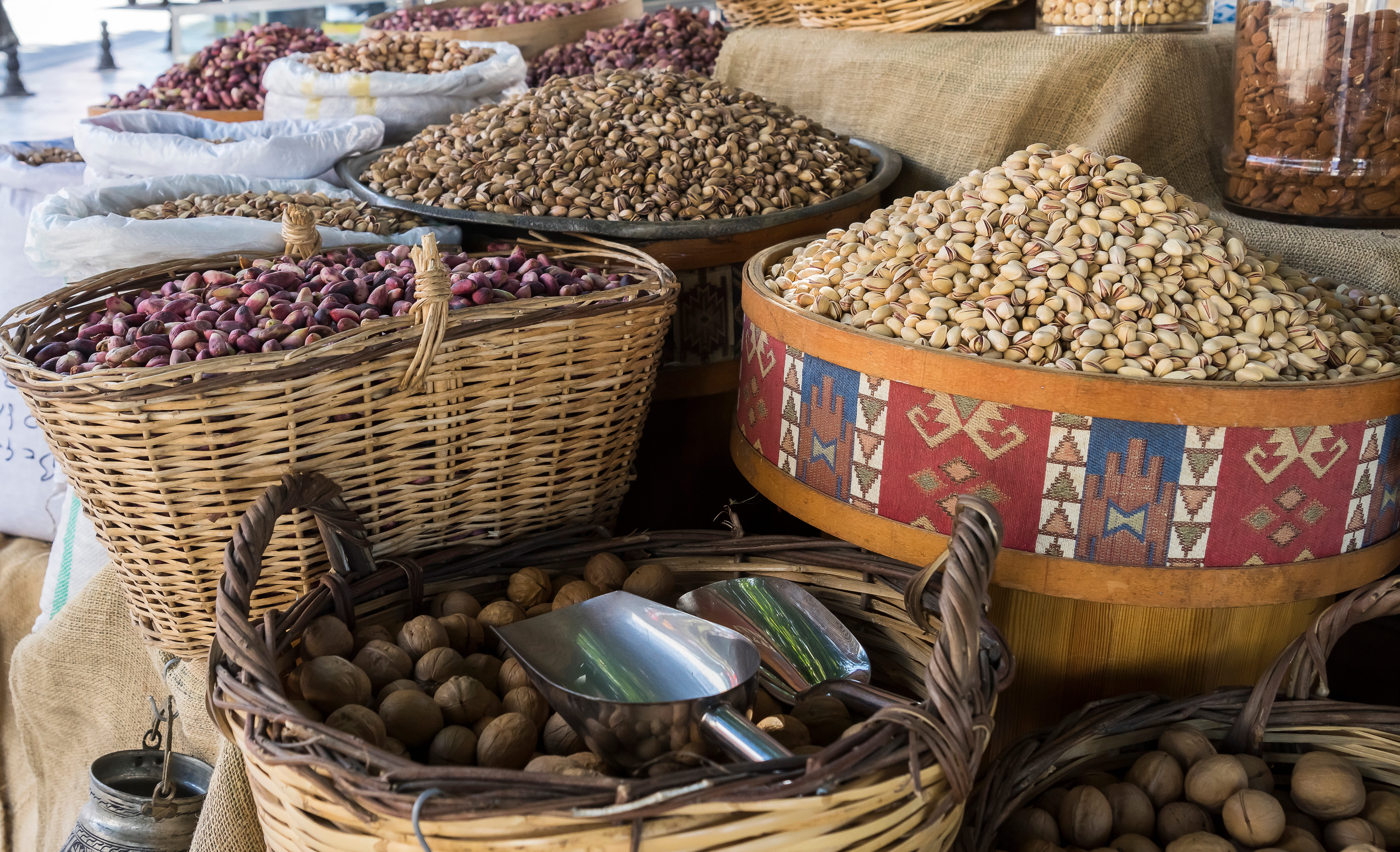Various kinds of nuts for sale – © Potapov Sergey / Shutterstock
