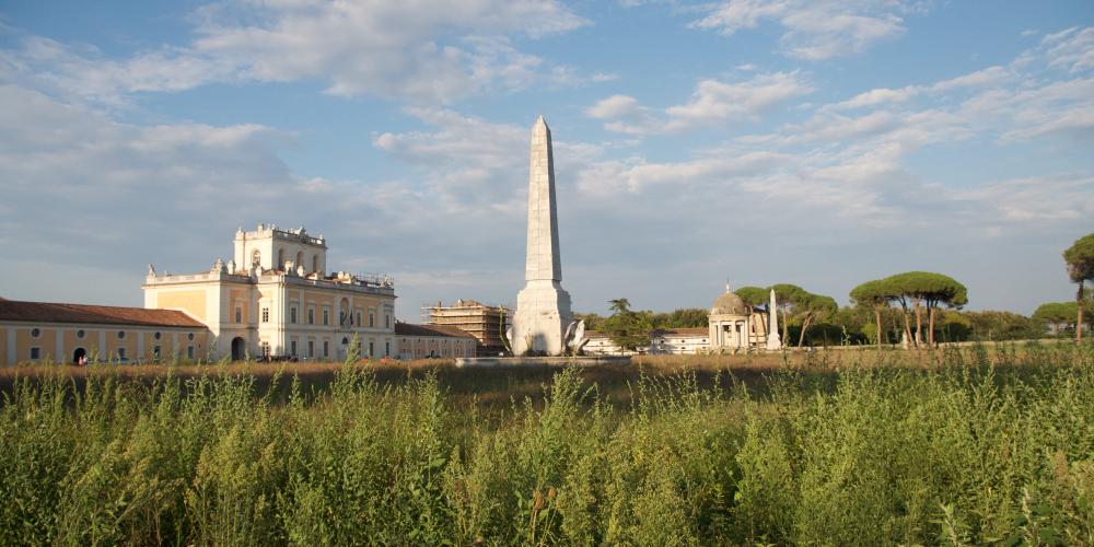 External Horse racetrack with obelisks and a circular temple with a classic shape. – © Emma Taricco