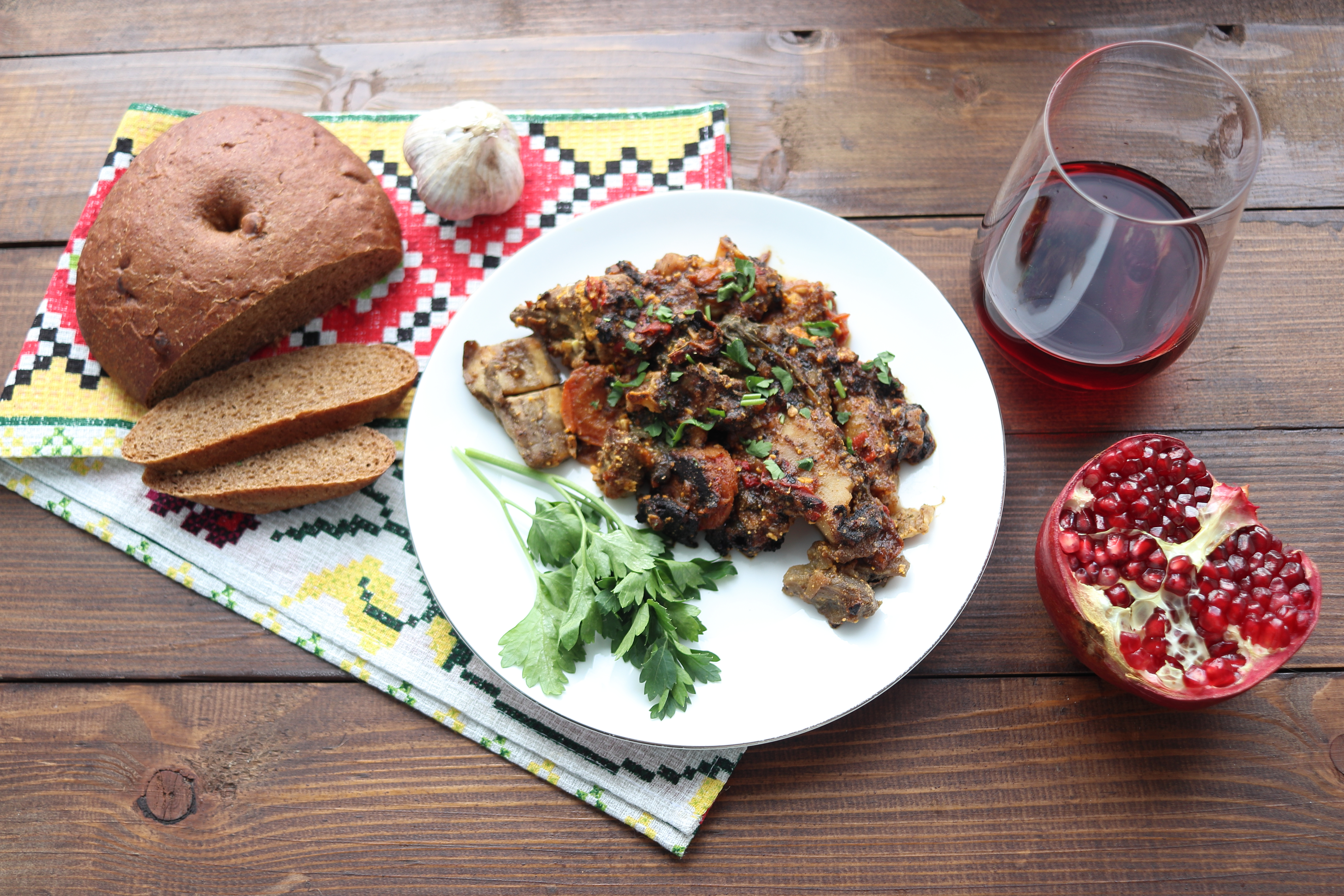 Traditional Uzbek dish accompanied of pomegranate wine © Ivan Azimov 007 / Shutterstock