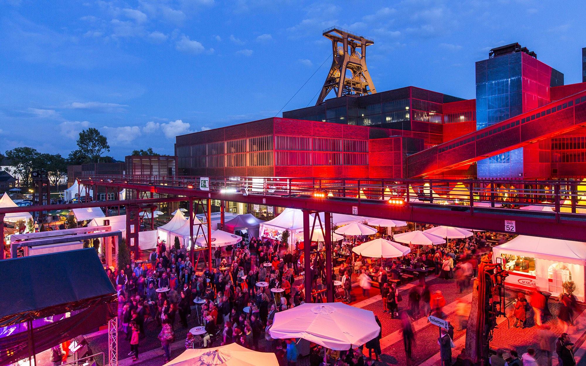 Besides culinary temptations, which also include typical "miners' fare", a programme of stage shows and a fireworks display on Saturday evening await the visitors. –© Jochen Tack / Zollverein Foundation