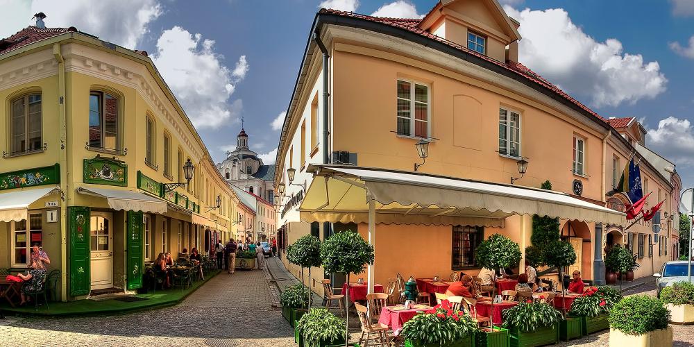 Débordante de cafés et de galeries, Stikliu est l'une des rues les plus charmantes de Vilnius. – ©www.govilnius.lt Débordante de cafés et de galeries, Stikliu est l'une des rues les plus charmantes de Vilnius. – ©www.govilnius.lt